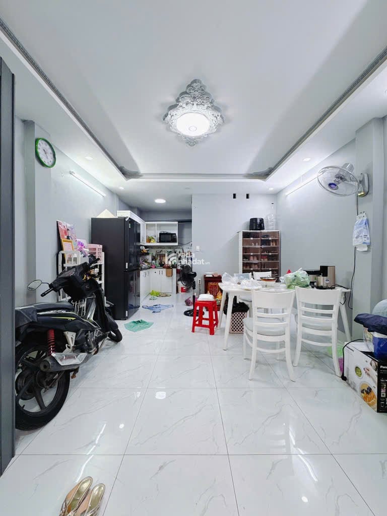 Nhà bán đường Đoàn Văn Bơ Quận 4, 3 tầng mới xây đẹp, giá chỉ hơn 4 tỉ công chứng sang tên ngay