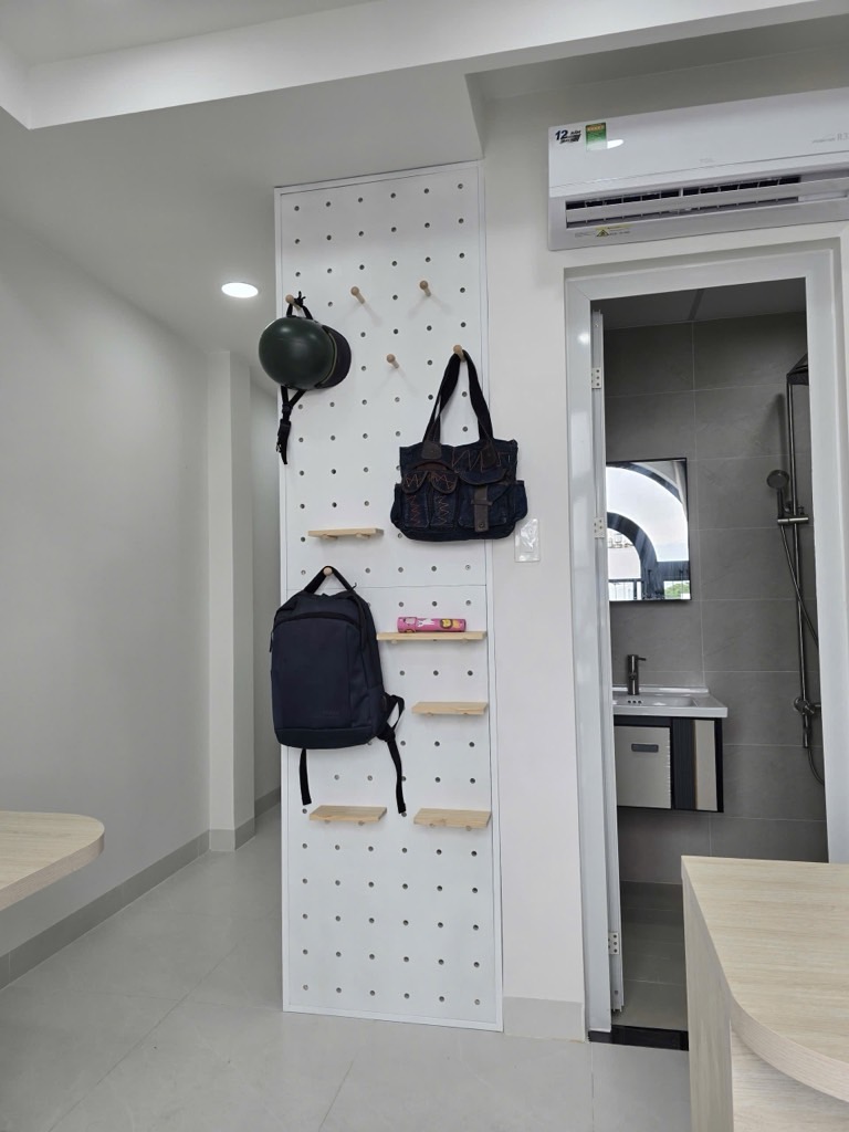 12 căn hộ full nội thất cao cấp: giường, tủ, máy lạnh, bếp, bàn làm việc... 
