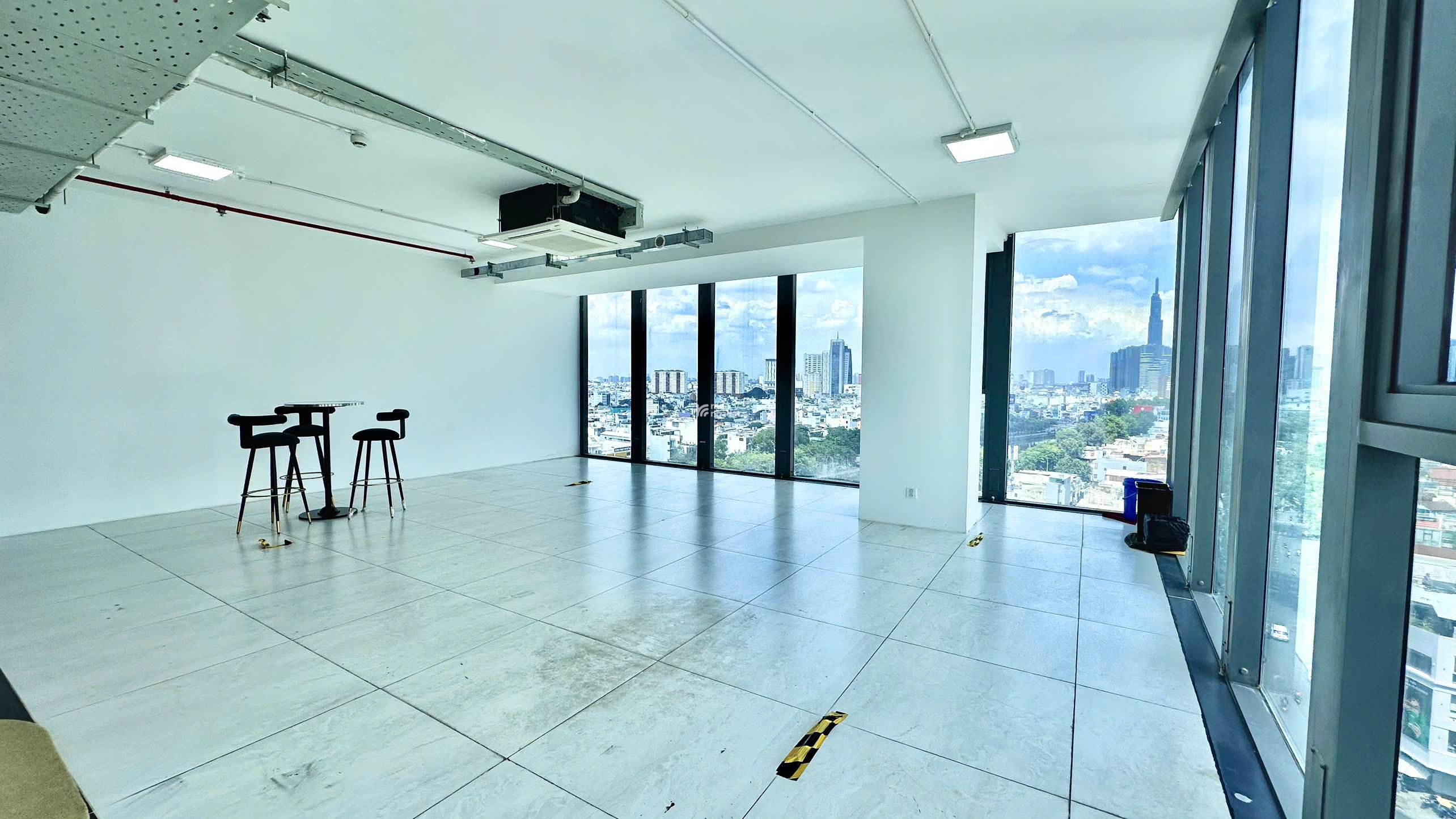 VĂN PHÒNG VIEW ĐÔNG NAM: CƠ HỘI HIẾM TẠI TRẦN QUANG KHẢI, QUẬN 1!