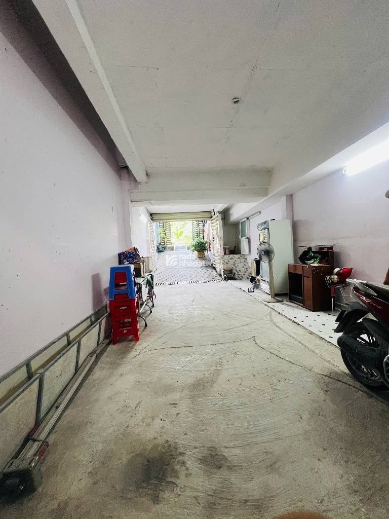 Nhà mặt tiền KDC Nam Hùng Vương.Có hầm để xe oto thuận tiện đi lại các quận