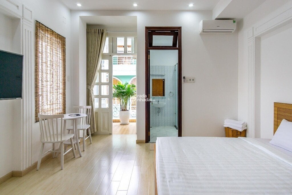Cho thuê căn hộ 1 PN rộng 40m2, có ban công, tủ đồ lớn gần chợ Tân Định