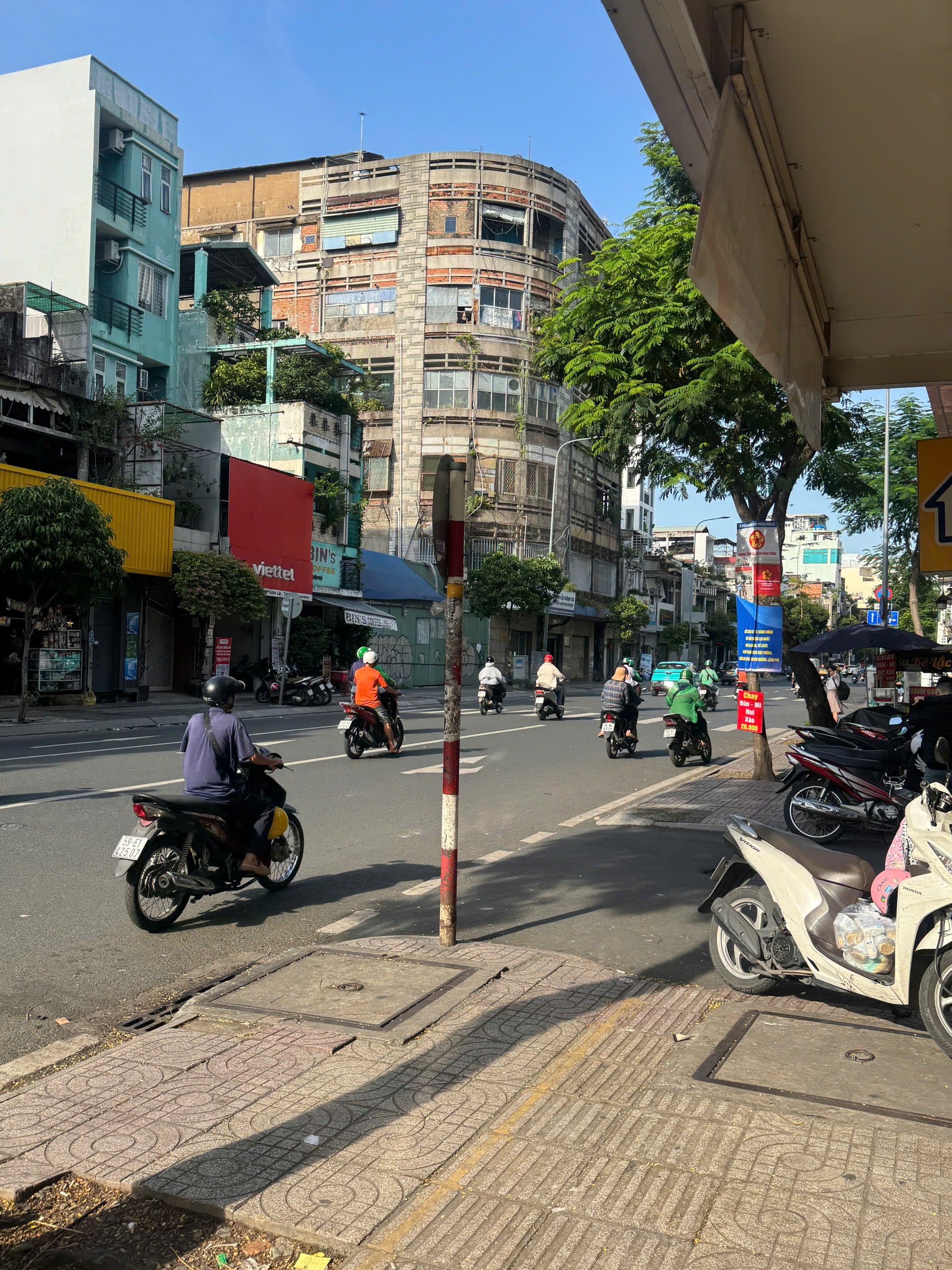 Mặt tiền siêu khan hiếm ngay Xuân Thuỷ - 9x10m - 5 tầng - 20 tỷ TL