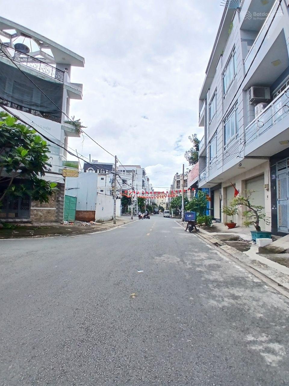 BÁN GẤP CĂN ĐÔI ĐƯỜNG SỐ 42 Q6 (8X18) 3 LẦU THANG MÁY. GIÁ 25 TỶ 