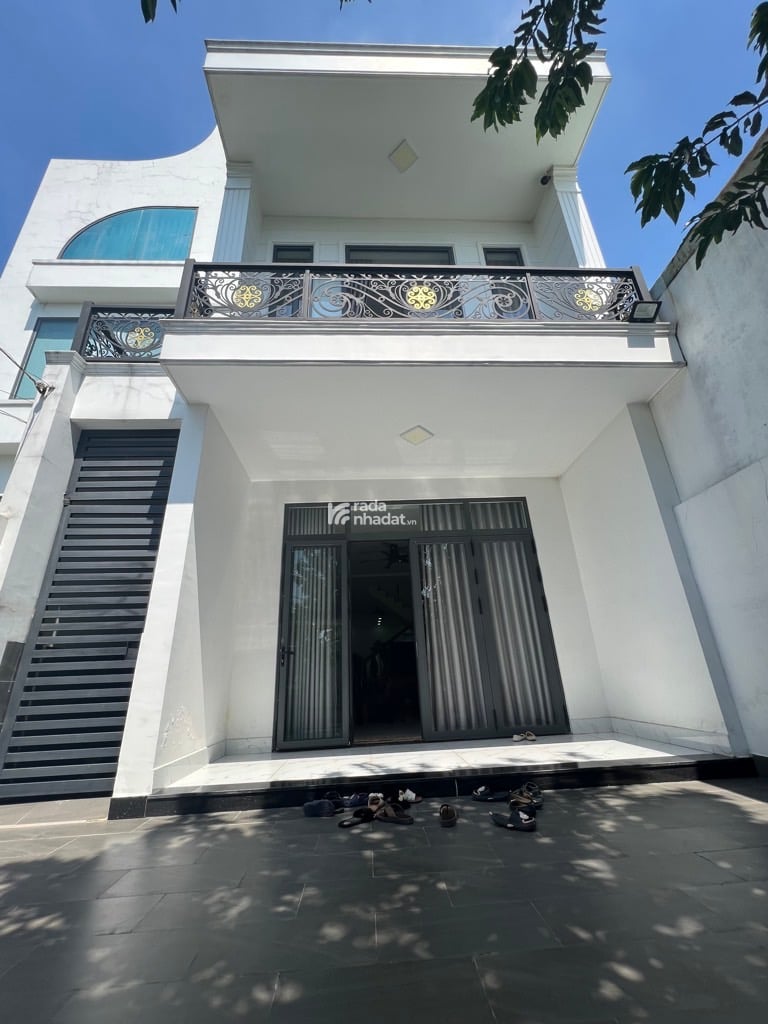 NHÀ MỚI ĐẸP Ở NGAY, XE HƠI NGỦ TRONG NHÀ, SÁT ĐƯỜNG VÀNH ĐAI 2; 6X30 CHỈ 15 TỶ.