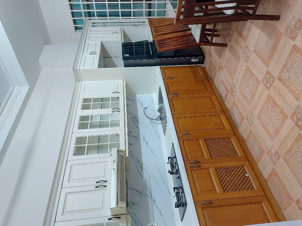  Gồm 4PN, 4WC, sân thượng, có phòng ngủ trệt cho người lớn tuổi.

