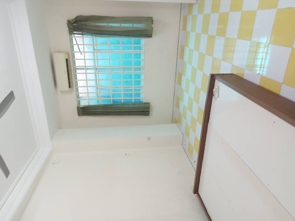  Gồm 4PN, 4WC, sân thượng, có phòng ngủ trệt cho người lớn tuổi.

