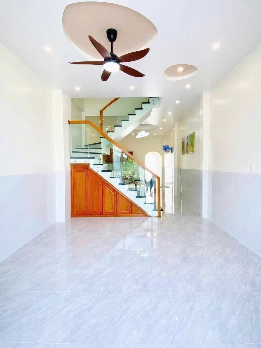 Dì Năm muốn bán gấp căn nhà ngay chợ Hưng Long