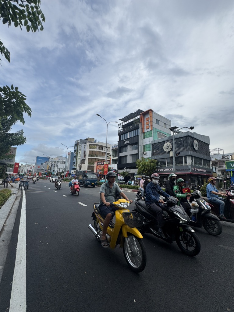  cần bán gấp toà nhà Văn phòng mặt tiền Lê Đại Hành Quận 11, đối điện sân bóng Phú Thọ.