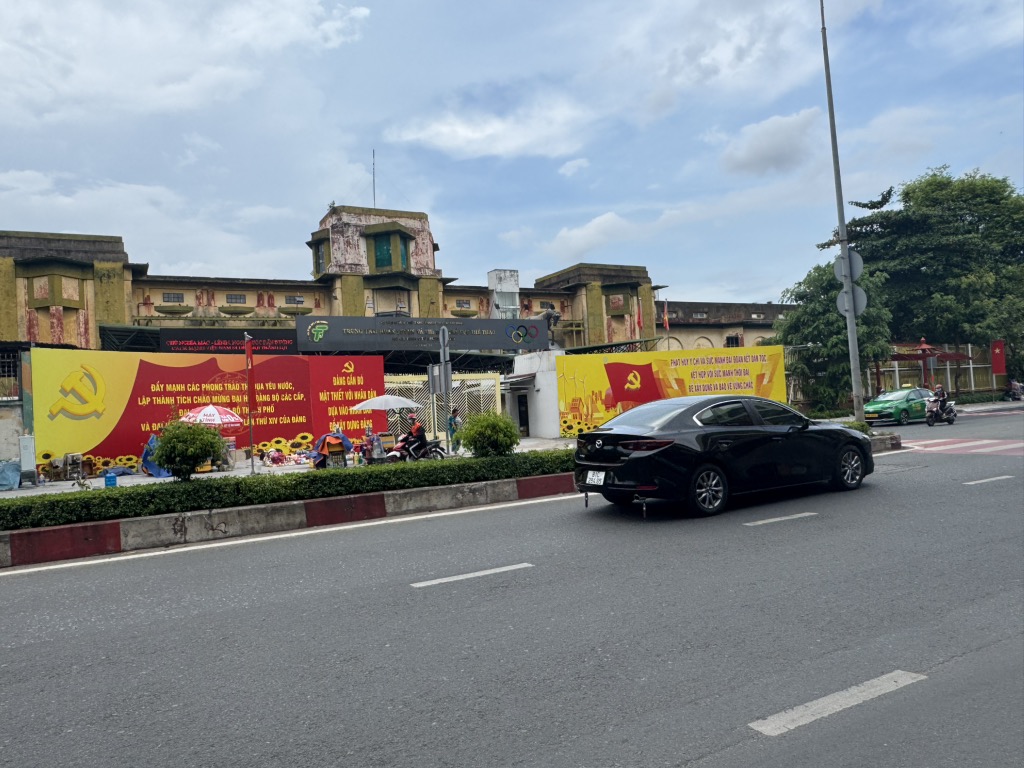  cần bán gấp toà nhà Văn phòng mặt tiền Lê Đại Hành Quận 11, đối điện sân bóng Phú Thọ.