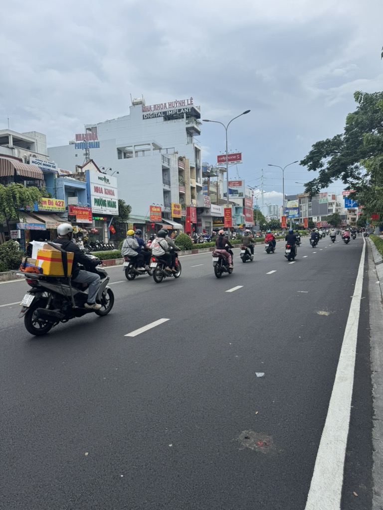  cần bán gấp toà nhà Văn phòng mặt tiền Lê Đại Hành Quận 11, đối điện sân bóng Phú Thọ.