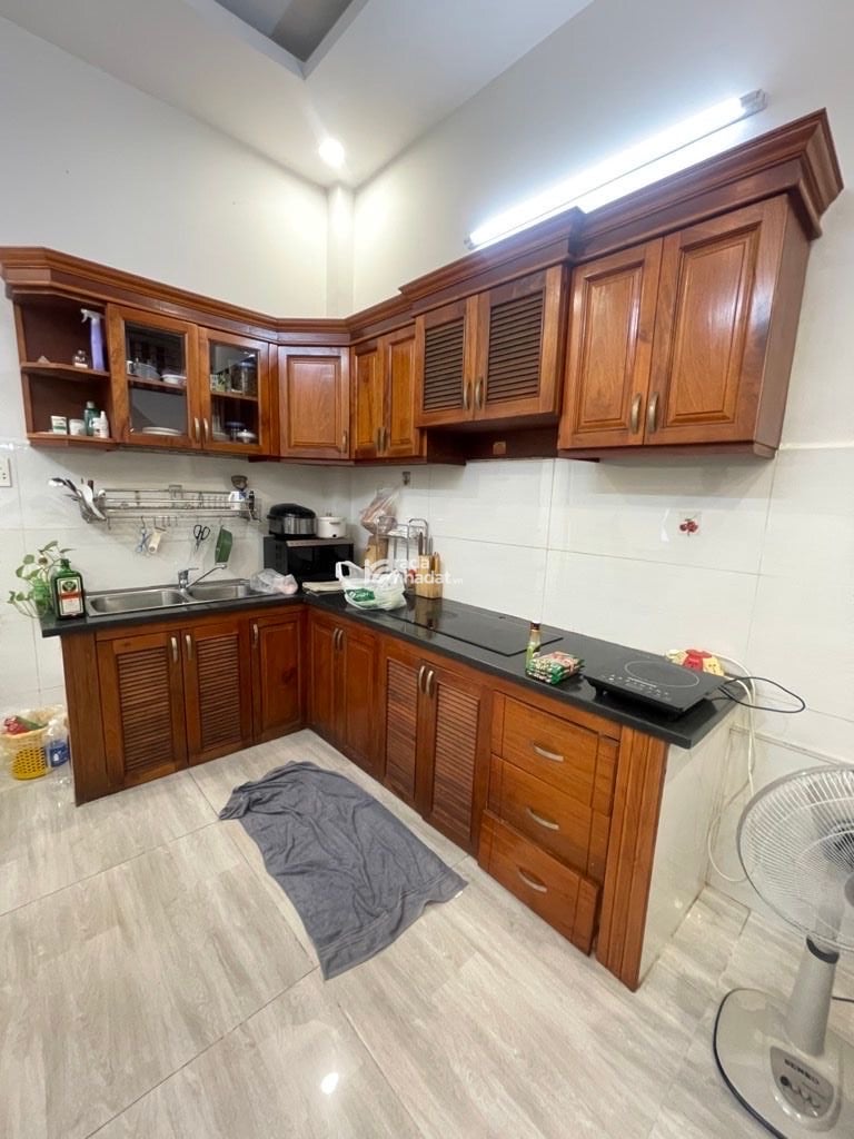 KC: Trệt 2Lầu sẵn 3pn, 4wc, 1 phòng sân phơi sau- Hẻm to xe tải, ô tô vào nhà thoải mái. Khu dân