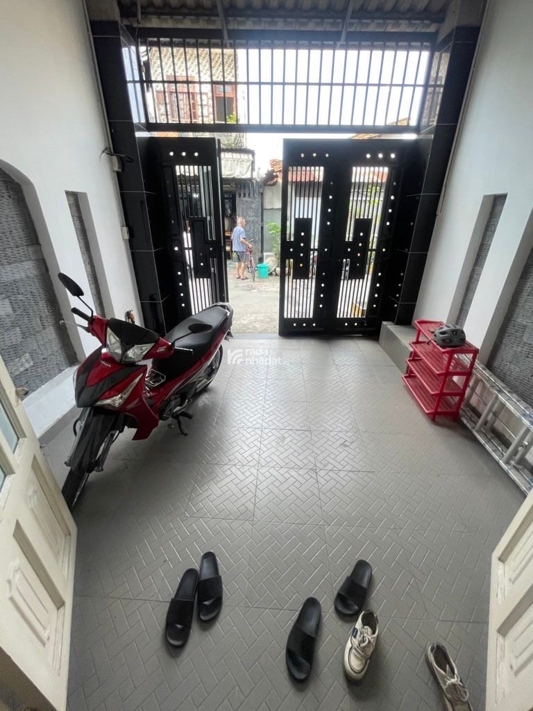 KC: Trệt 2Lầu sẵn 3pn, 4wc, 1 phòng sân phơi sau- Hẻm to xe tải, ô tô vào nhà thoải mái. Khu dân