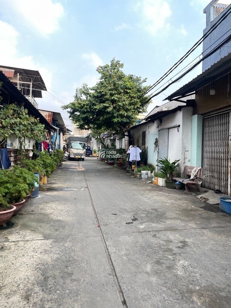 KC: Trệt 2Lầu sẵn 3pn, 4wc, 1 phòng sân phơi sau- Hẻm to xe tải, ô tô vào nhà thoải mái. Khu dân