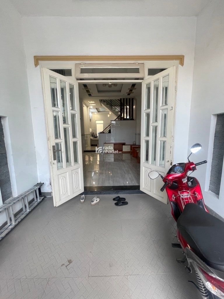 KC: Trệt 2Lầu sẵn 3pn, 4wc, 1 phòng sân phơi sau- Hẻm to xe tải, ô tô vào nhà thoải mái. Khu dân