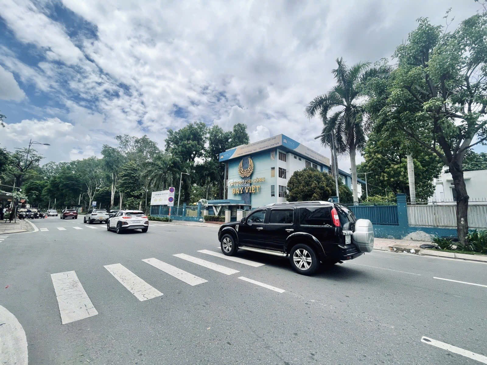 KHÁCH SẠN NGAY SÂN BAY TÂN SƠN NHẤT DÒNG TIỀN 300TR/THÁNG - GẤP BÁN GIẢM MẠNH 4.5 TỶ