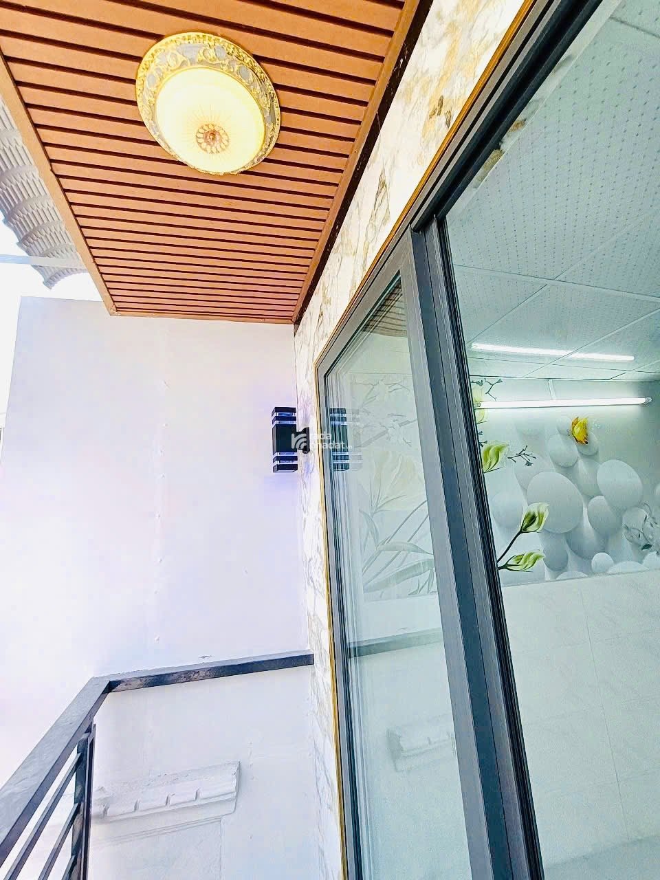 NHÀ BÁN VIE GỐC 3 MẶT TIỀN-HẺM XE HƠI-SỔ HỒNG RIÊNG -NHĨNH 1 TỶ