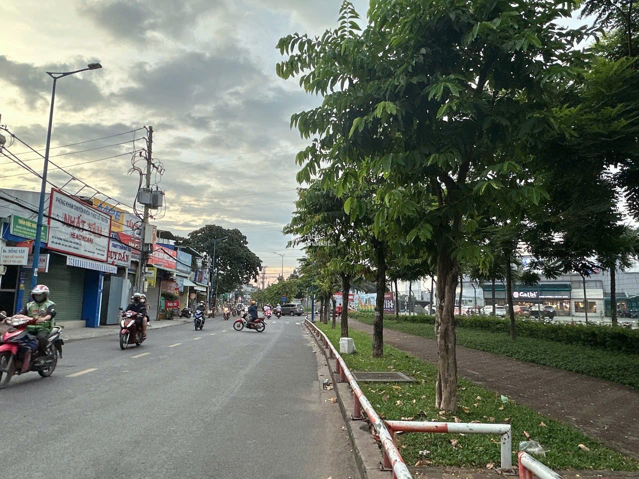 Bán nhà MTKD ngay Metro Hiệp Phú Q12 ngang 6.6m 165m2 3 tầng đẹp vào ở và KD chỉ 17.5 tỷ. 