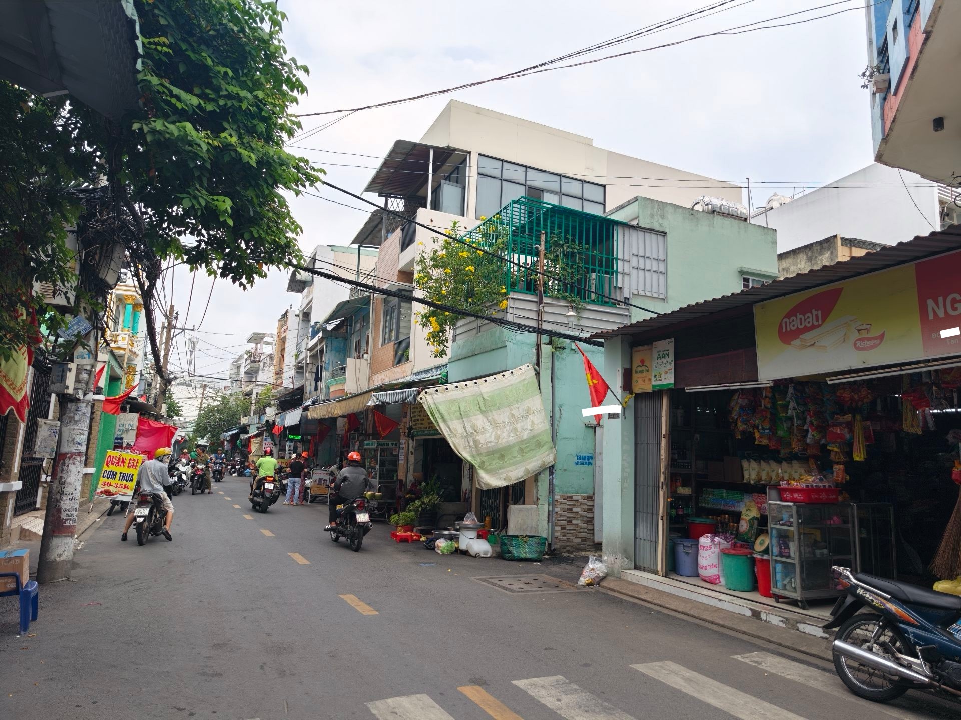Nhà C4 hẻm 10m Lũy Bán Bích, giáp q11, 200m2, ngang 4.6m nở hậu 7m, DT 30tr/tháng 