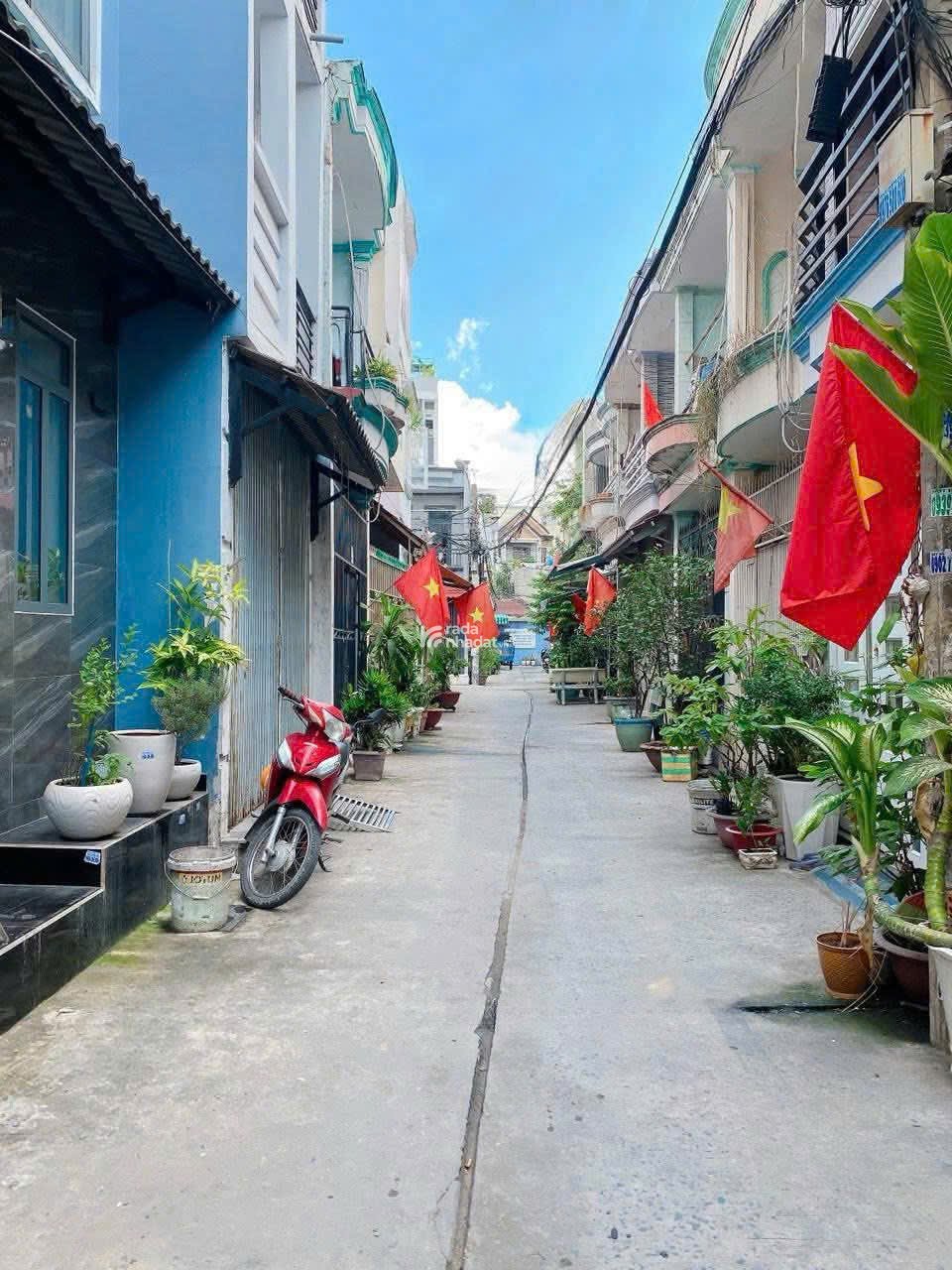 Nhà rẻ, Hẻm rộng, 5,7mx11 giá chỉ 5,56 tỷ. Ngay Emart, hẻm 361 Phan huy Ích