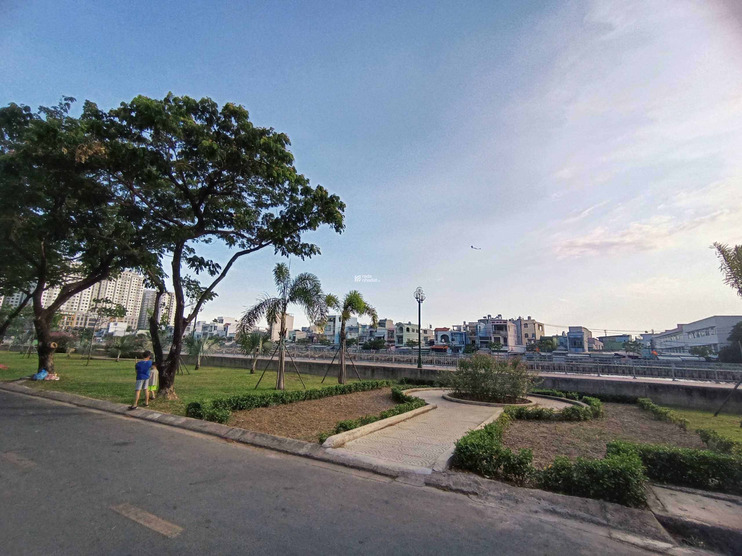 Bán nhà mới vào ở ngay nhỉnh 5 tỷ, 74m2 nở hậu, 4PN, gần trung tâm Quận 8, SHR