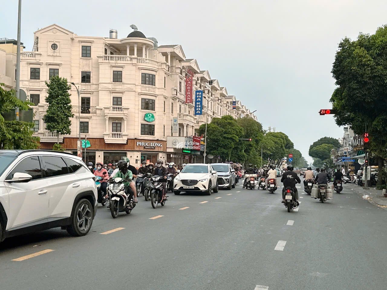 Nhà chính chủ Phan Văn Trị P.10 62m2 nở hậu 4.25m 3 tầng đẹp sát bên Cityland chỉ 10.6 tỷ.
