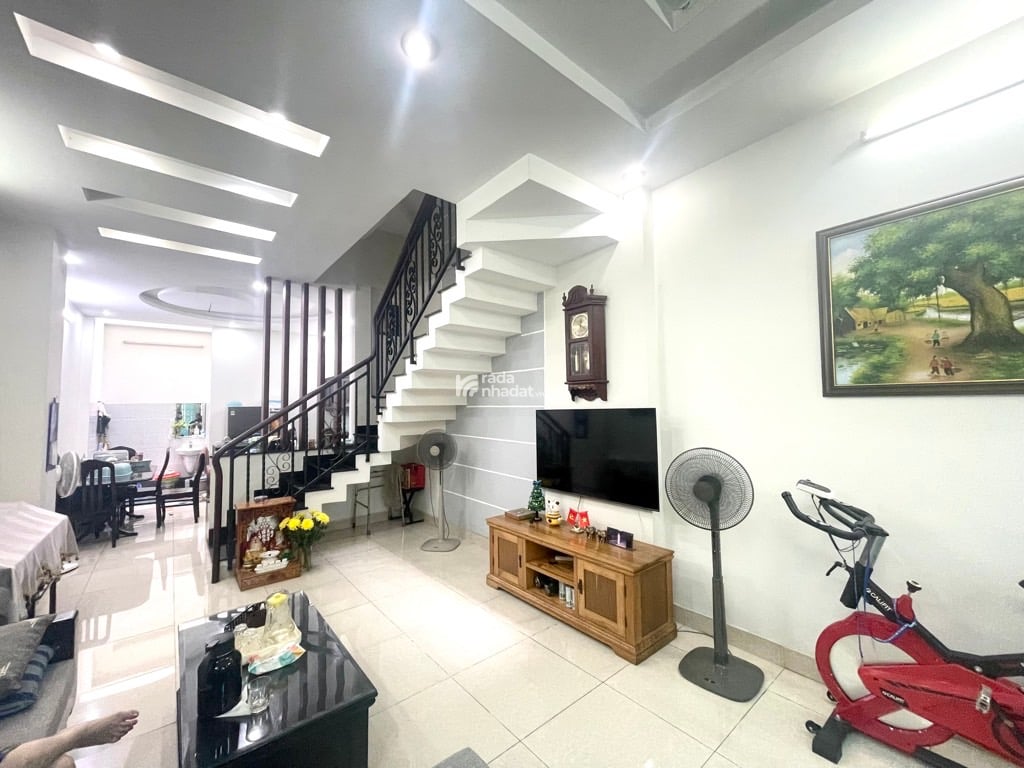 Nhà chính chủ Phan Văn Trị P.10 62m2 nở hậu 4.25m 3 tầng đẹp sát bên Cityland chỉ 10.6 tỷ.
