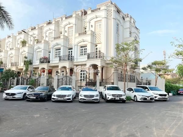 RẺ NHẤT KHU, CHO THUÊ BIỆT THỰ LITTLE VILLAGE, SÁT GIGAMALL, 1 HẦM 1 TRỆT 3 LẦU, 26TR.