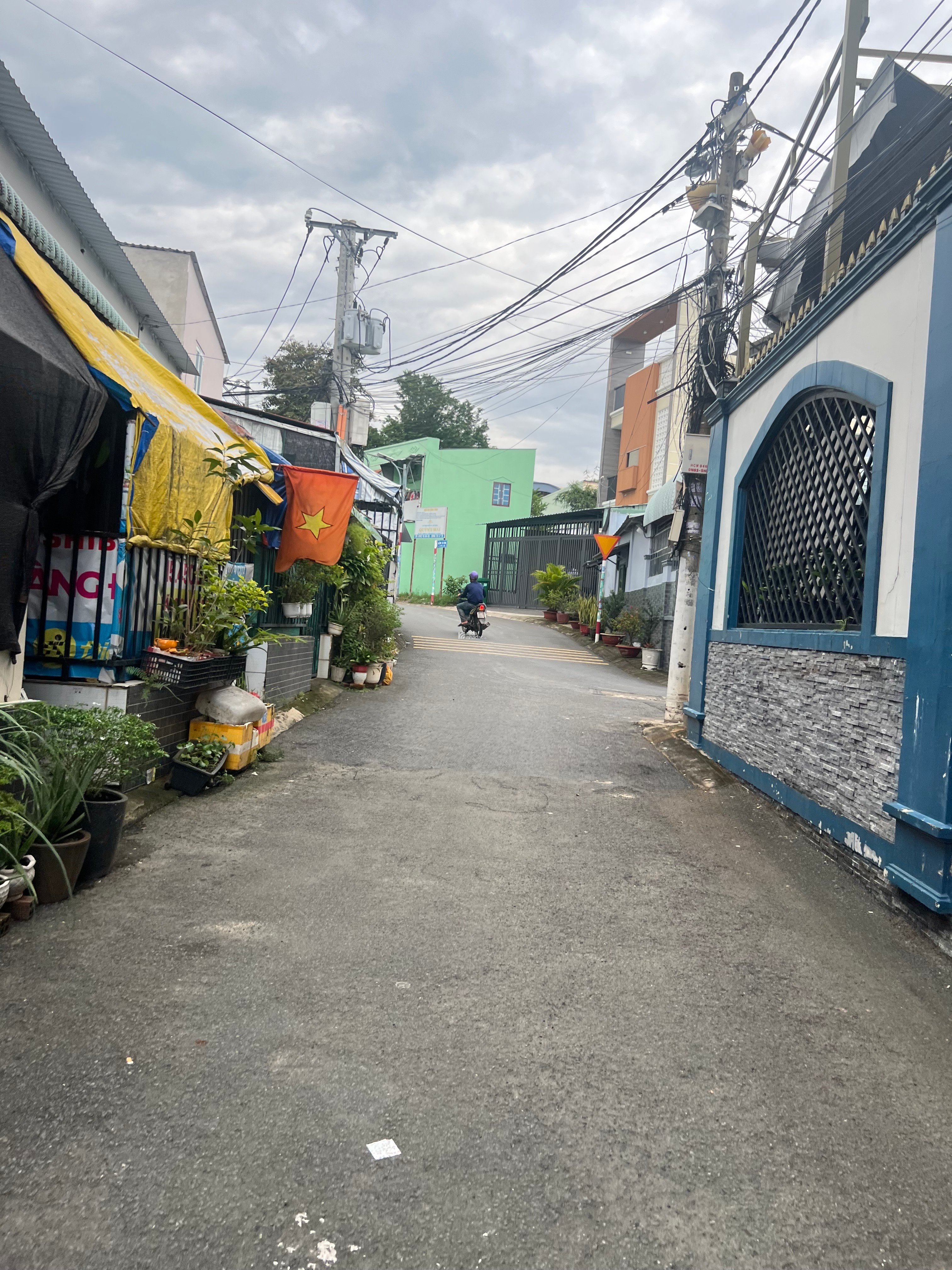 Nhà 2 tầng, hẻm xe hơi, Võ Văn Hát, Q9, 52m2, cổng trường ĐH Tài Chính, 3,8 tỷ ( thương lượng ).