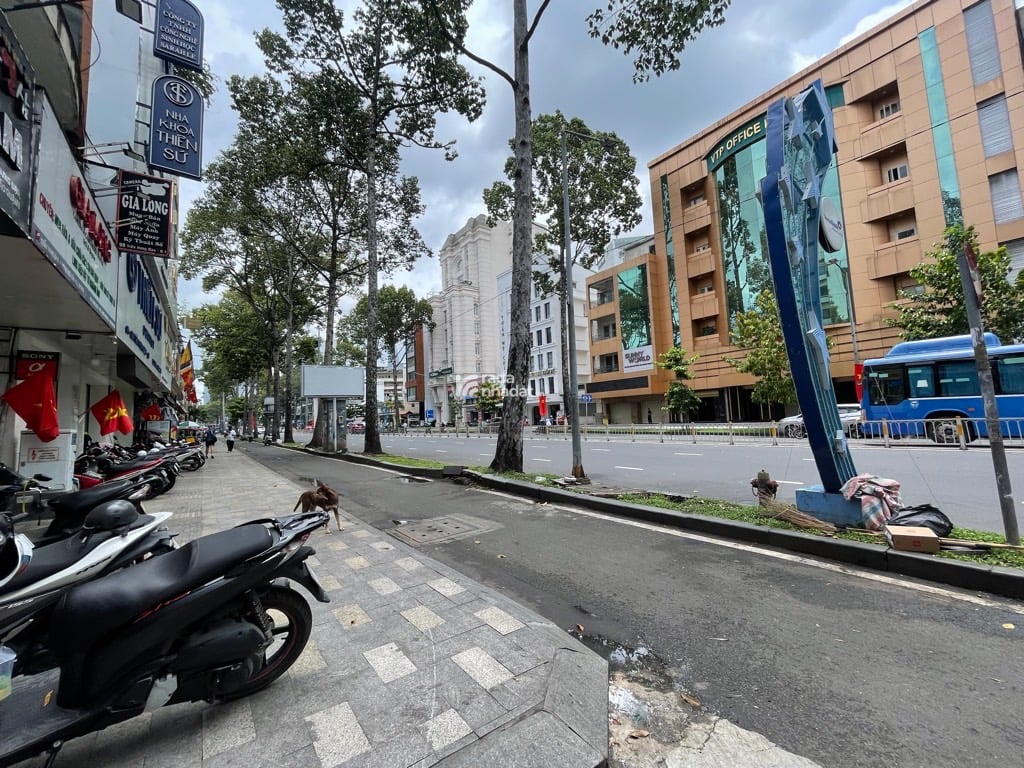 MẶT TIỀN SÁT CHỢ BẾN THÀNH TRẦN HƯNG ĐẠO PHẠM NGŨ LÃO QUẬN 1 DT: 4.2*19M- 70 TỶ