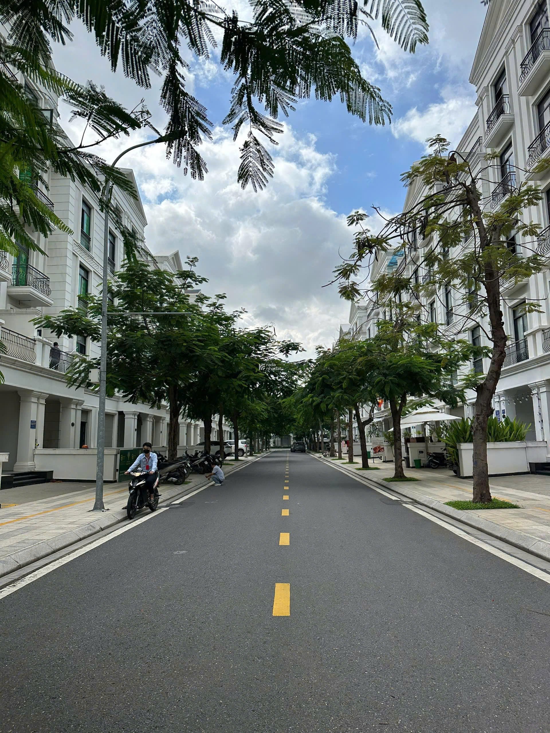 GIÁ TỐT NHẤT THỊ TRƯỜNG TẠI CĂN NHÀ PHỐ VỊ TRÍ ĐẸP TẠI VINHOMES GRAND PARK