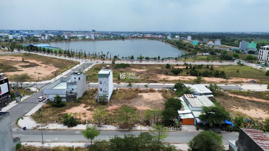 Bán nhanh lô 114m2 (6x19) nhỉnh 2 tỷ 1 tí, SHR, dân cư đông, tiện ích hiện hữu
