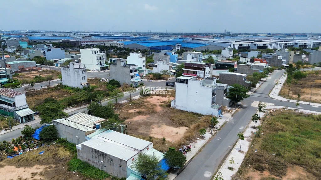 Bán nhanh lô 114m2 (6x19) nhỉnh 2 tỷ 1 tí, SHR, dân cư đông, tiện ích hiện hữu