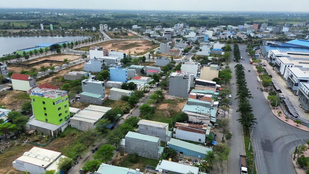 Bán nhanh lô 114m2 (6x19) nhỉnh 2 tỷ 1 tí, SHR, dân cư đông, tiện ích hiện hữu