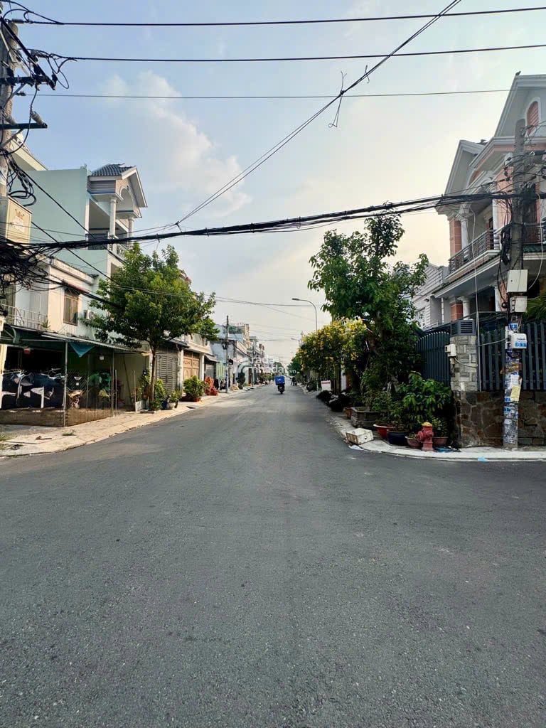 Bán Biệt Thự Đẹp 8,5m x18m.Xây Bán hầm ,2 Lầu Góc 2 Mặt Tiền Đường Nhựa 12m.gần chợ, Hiệp Thành.Q12