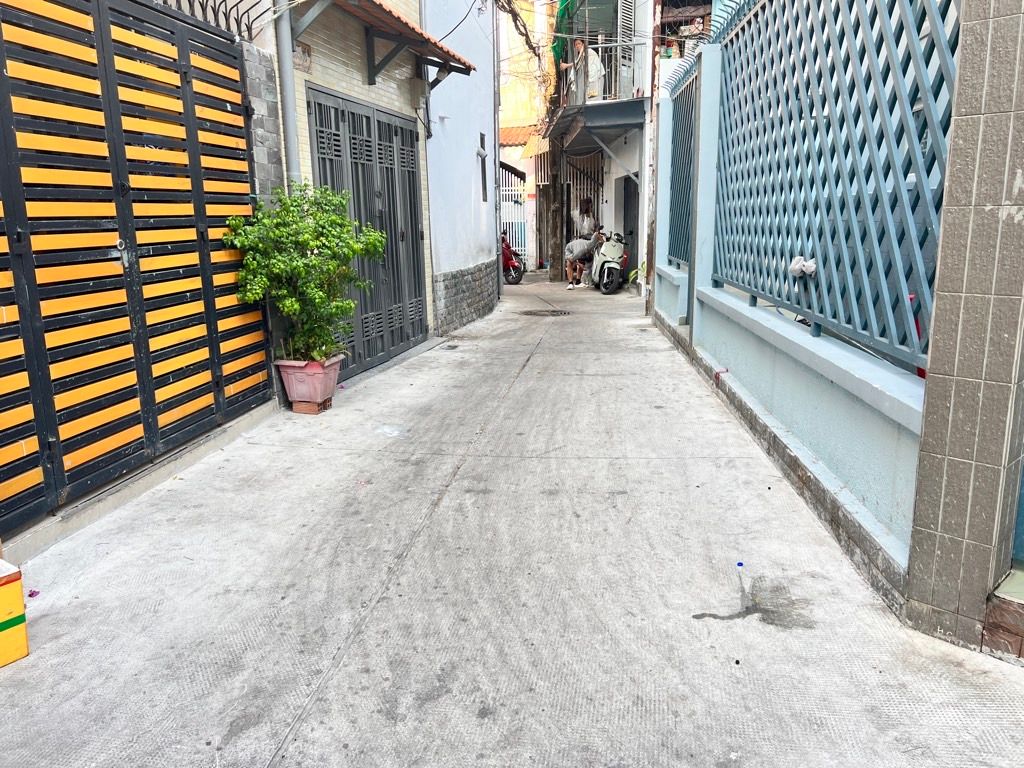 NHÀ VIP NGAY CHỢ PHẠM VĂN HAI, TÂN BÌNH, 110M2 CHIA LÀM 2 LÔ. GIẢM 750TR CHỈ CÒN 5.4T 