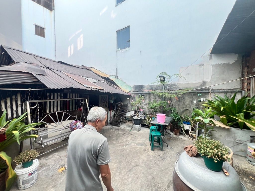 NHÀ VIP NGAY CHỢ PHẠM VĂN HAI, TÂN BÌNH, 110M2 CHIA LÀM 2 LÔ. GIẢM 750TR CHỈ CÒN 5.4T 