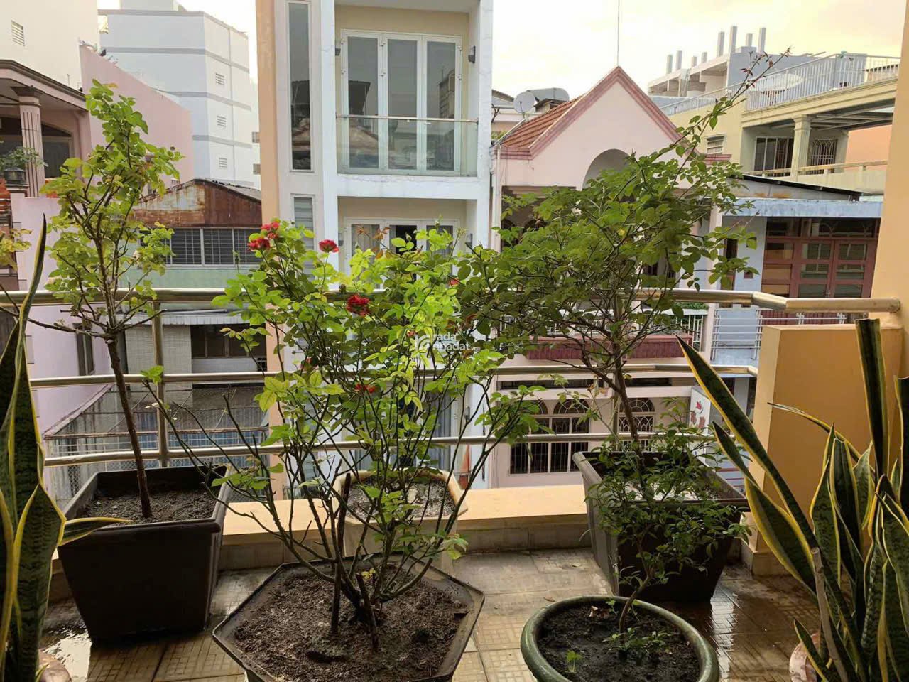 Bán nhà cạnh Chợ Bến Thành Q1, giá 24Ty, HĐT 35tr/th,4x18m,9pn,10wc đi2p rathẳng cửa chợ Bến Thành