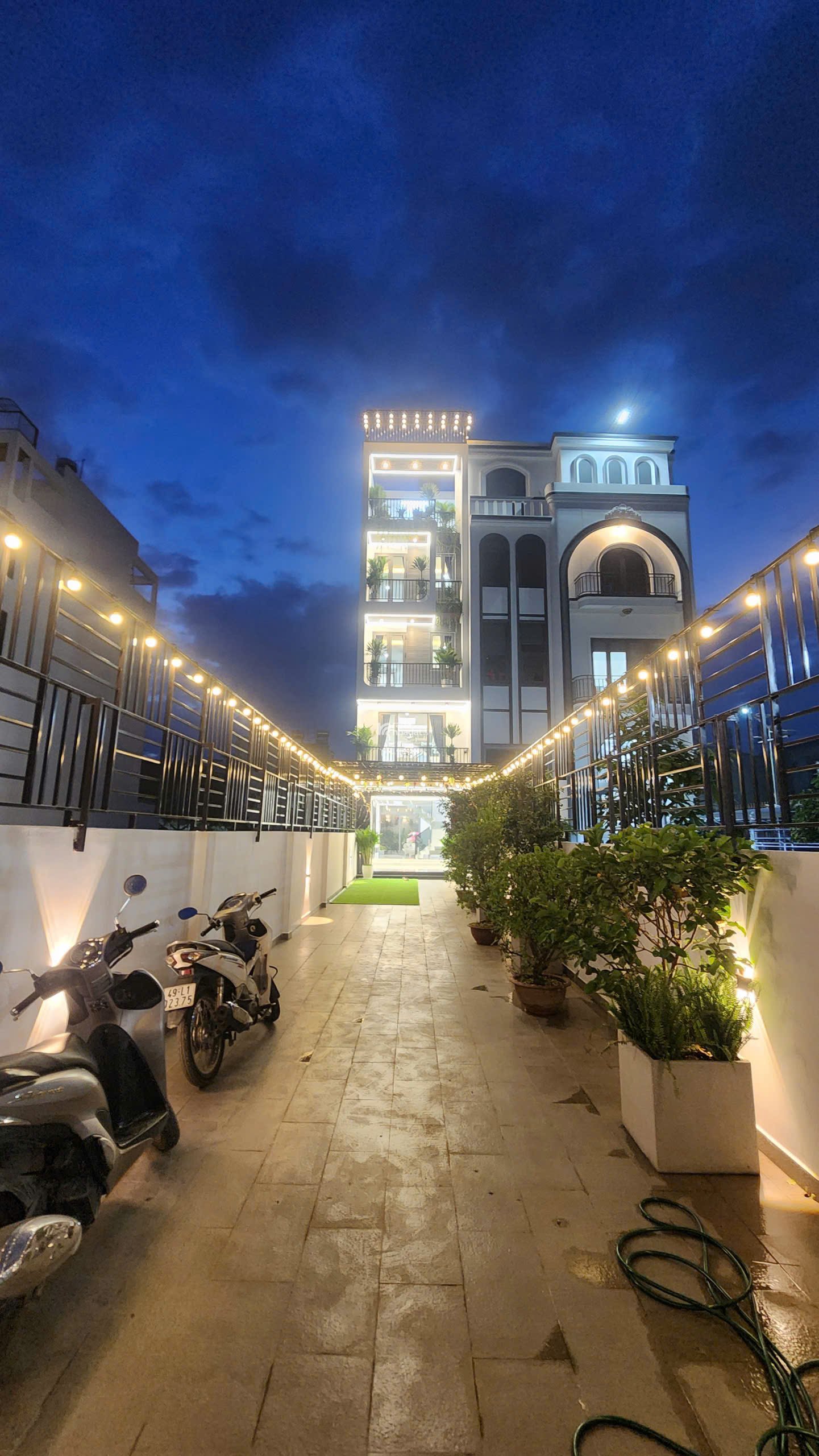 CHÂN DÀI 4 TẦNG - MẶT TIỀN KÊNH TÔ NGỌC VÂN - FULL NỘI THẤT - SÂN ĐẬU 5 Ô TÔ