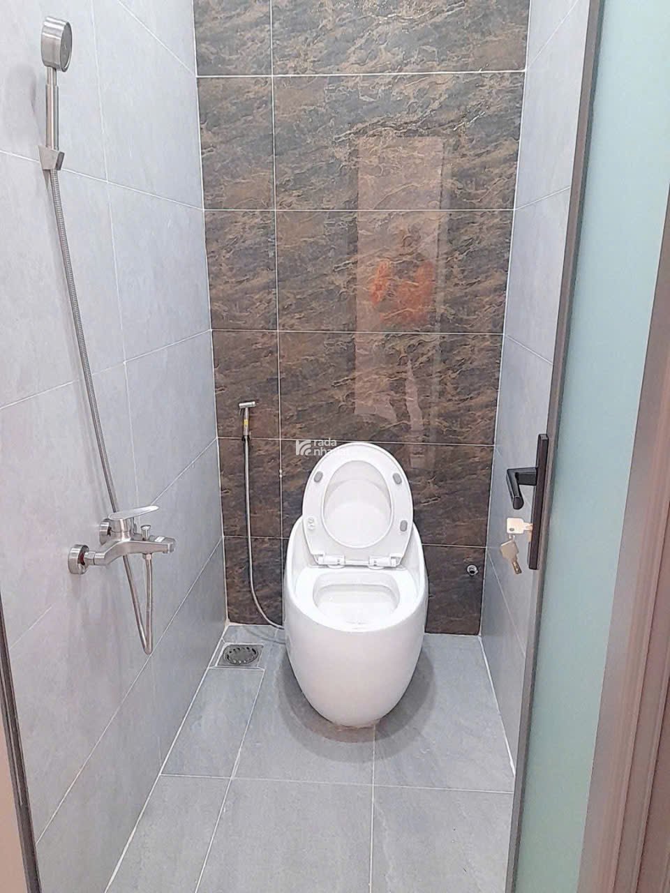 Bán gấp nhà ngay Nguyễn Huy Lượng, P.14, Q.Bình Thạnh - gần chợ Bà Chiểu - giá chỉ 3tỷ9 TL - SHR