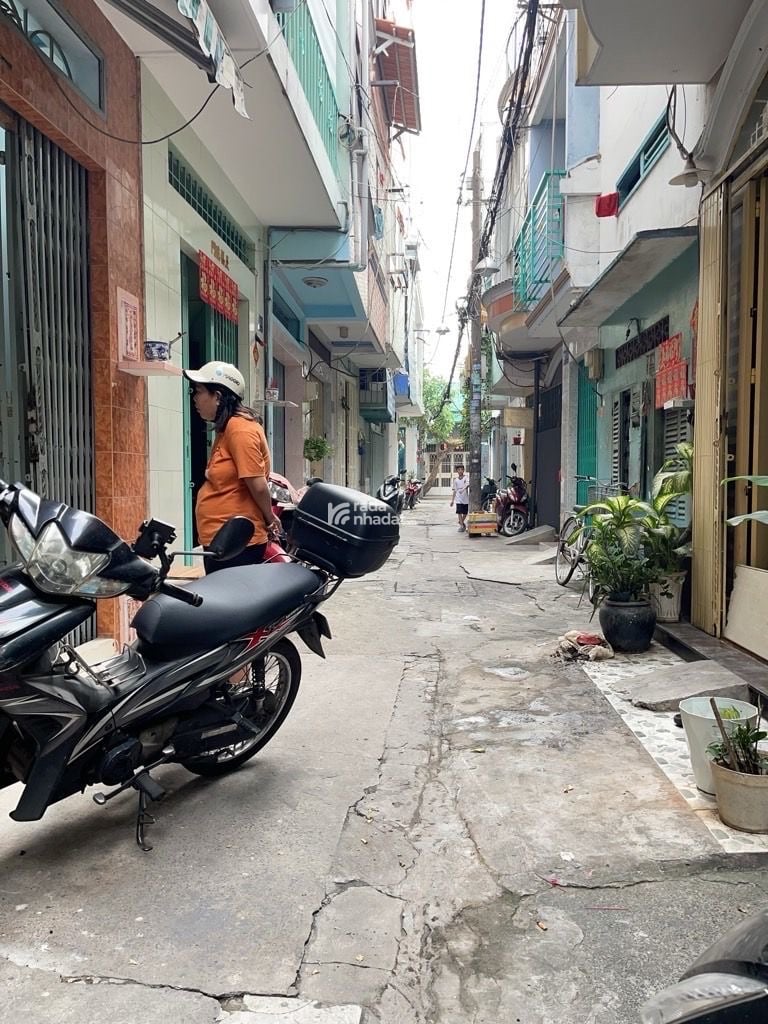 Khu Phân Lô- Lạc Long Quân-Chợ Hoa Ngay Hoà Bình- 3 Tầng- khu hiếm nhà bán