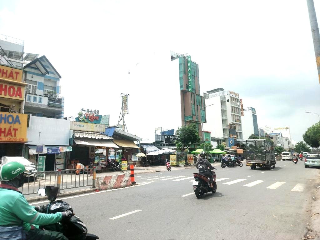 CẦN BÁN GẤP NHÀ MẶT TIỀN ĐƯỜNG TÂY THẠNH, TÂN PHÚ, DT 77,5 M2, 2 LẦU NHỈNH 11 TỶ.