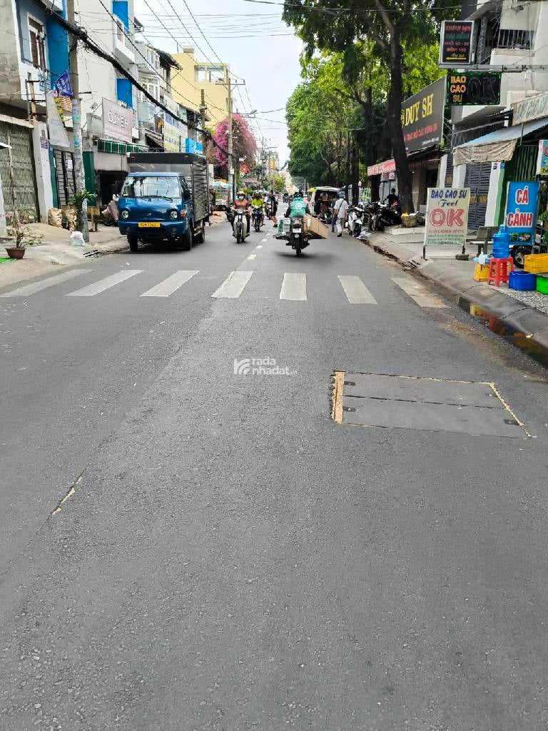 Nhà MT Thạch Lam, Khu buôn bán kinh doanh sầm uất,