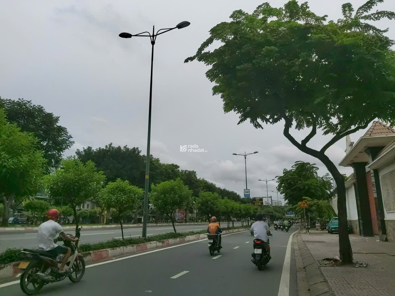 BÁN NHÀ GÒ VẤP, HẺM XE HƠI PHẠM VĂN ĐỒNG,GẦN SÂN BAY, 80M, 8PN, HƠN 9 TỶ TL