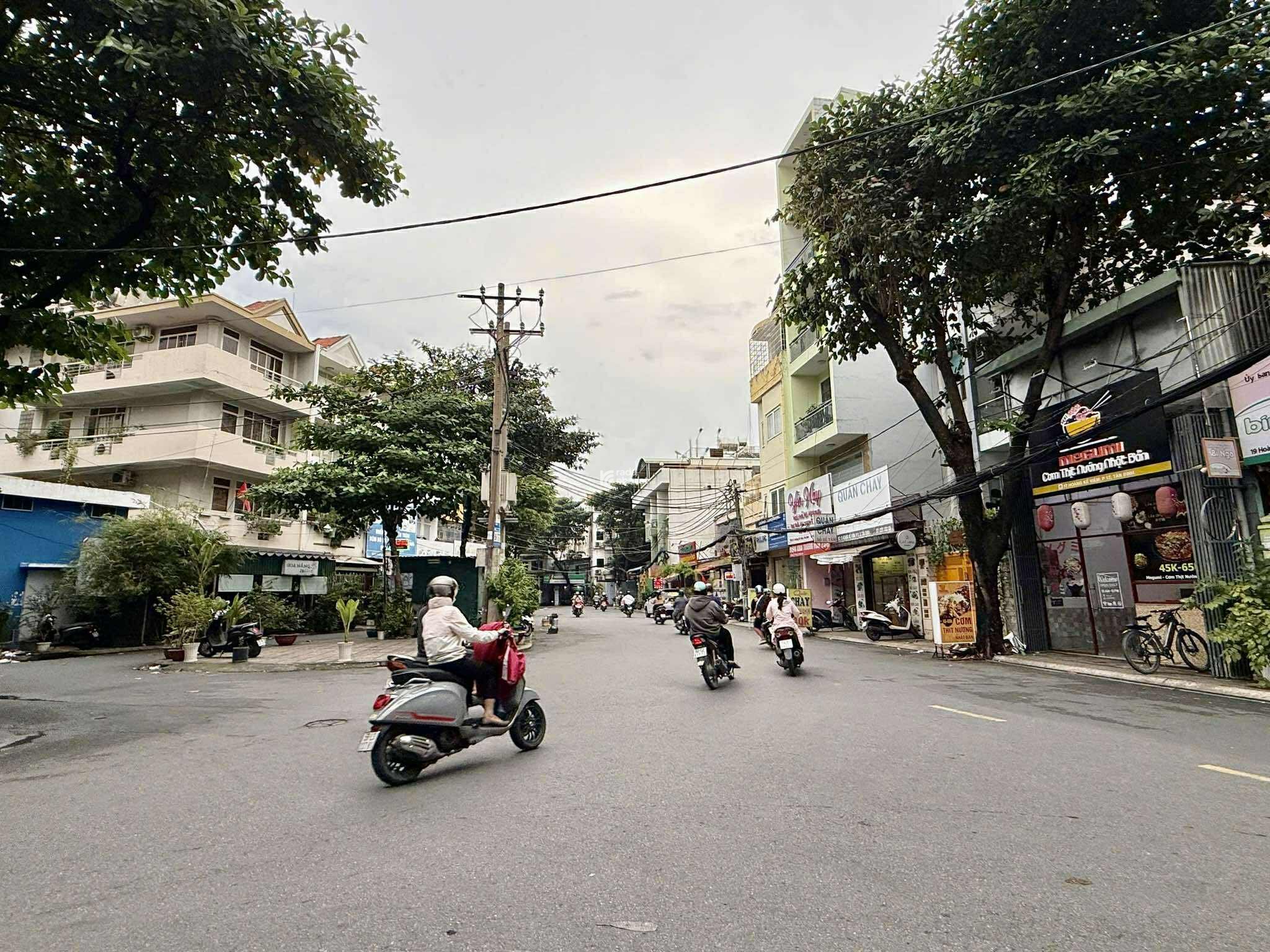 KHÁCH SẠN 7 TẦNG K300 HOÀNG HOA THÁM - DÒNG TIỀN 220TR/THÁNG - 58.5 TỶ