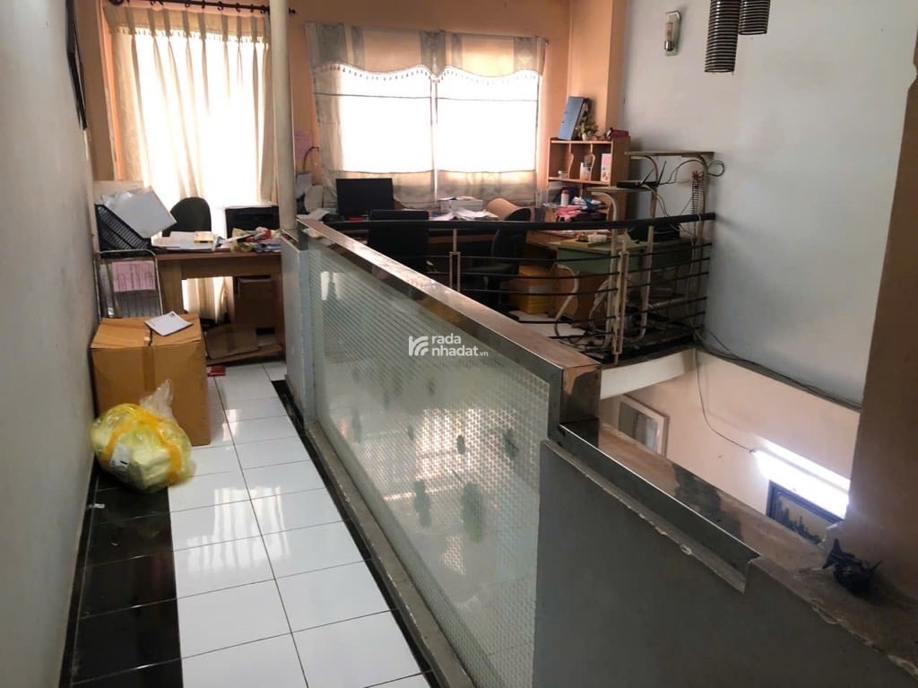 BÁN GẤP NHÀ NGAY TRUNG TÂM CHỢ VẢI PHÚ THỌ HOÀ -HẺM XE HƠI THÔNG