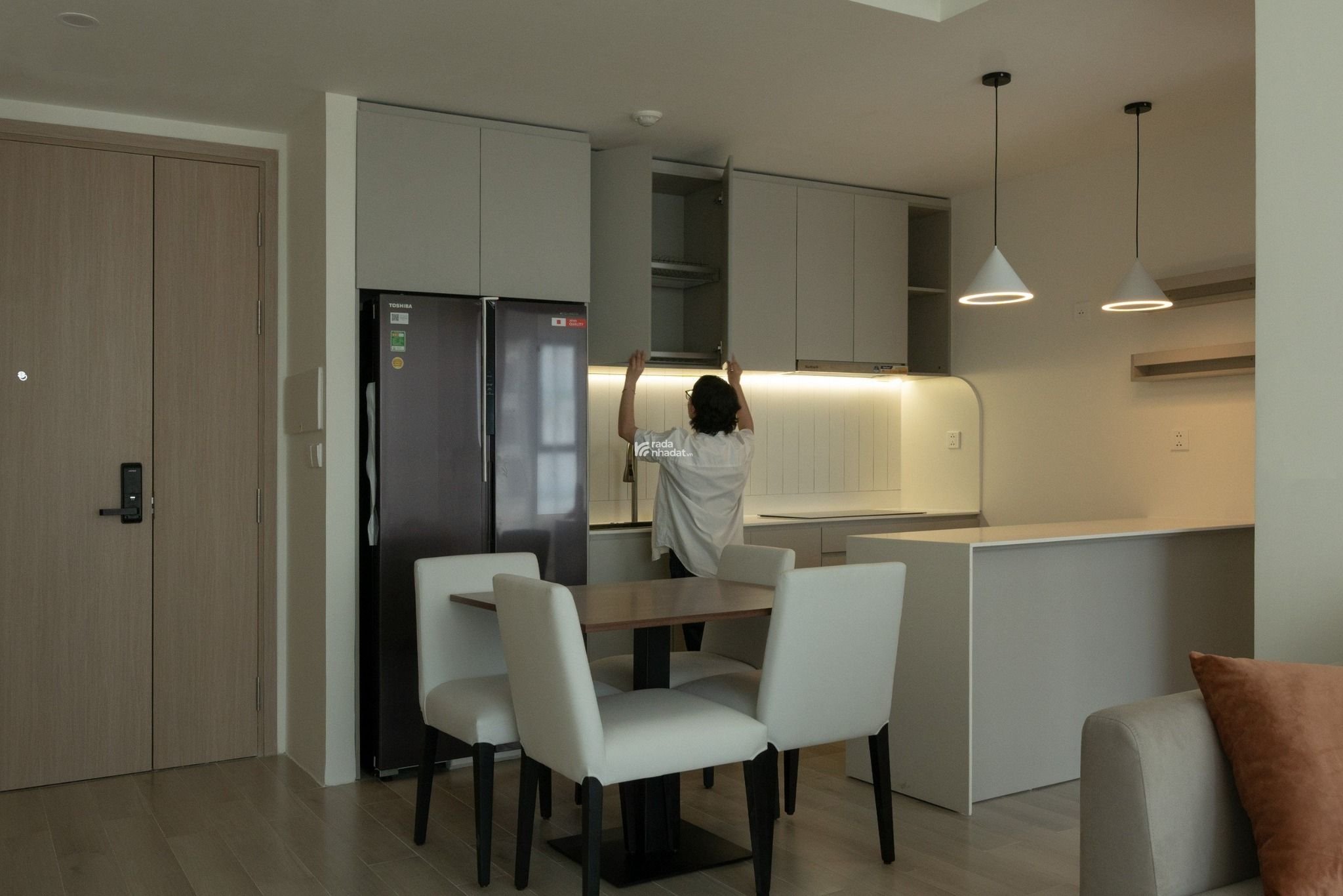Bán gấp căn hộ 2PN diện tích 70 m2, Rainbow Vinhomes Grand Park, full nội thất, sổ hồng, giá 2tỷ8