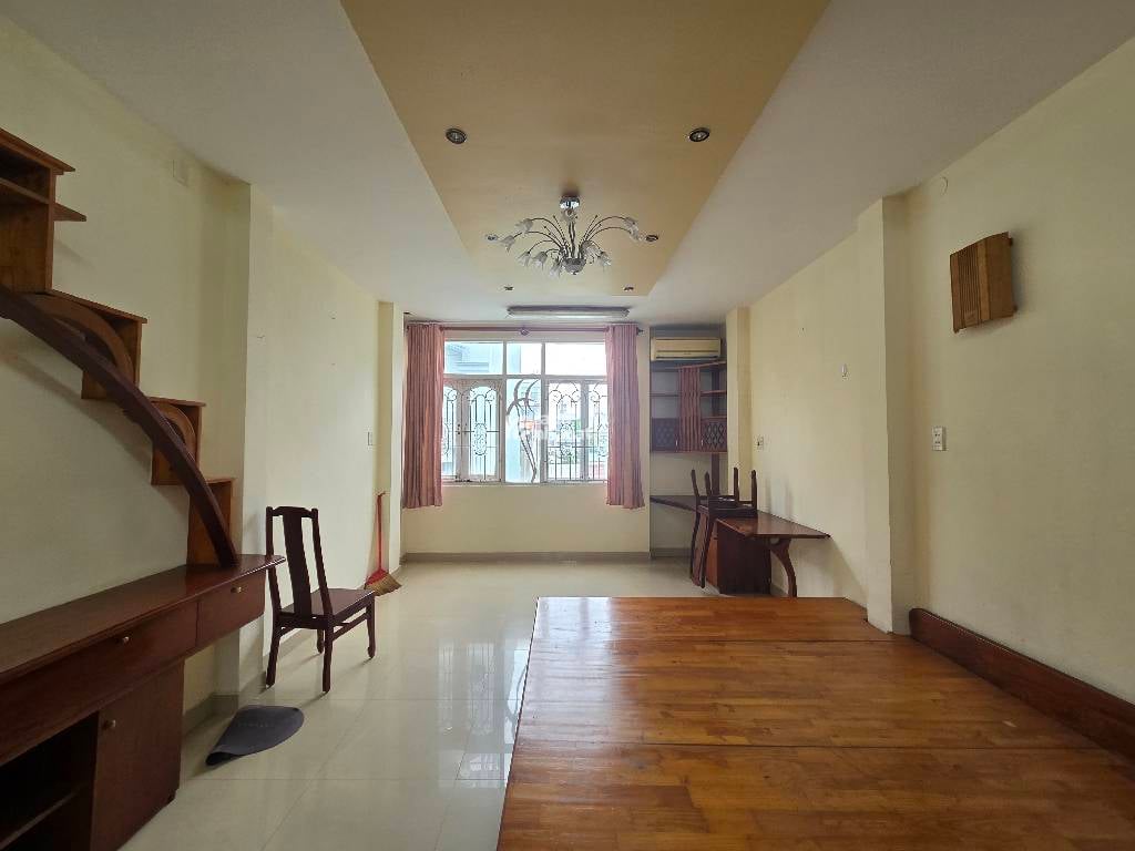 GIÁP Q.10- ĐẤT THÁNH -P.6- TÂN BÌNH -5 TẦNG- DT: 4*13M- 7 TỶ