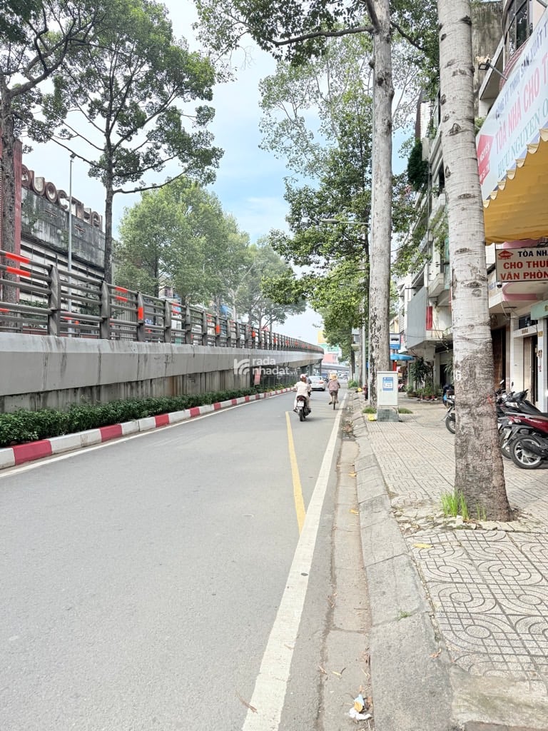 - Vị trí ngay cầu vượt Cây Gõ - sát mặt tiền - giáp Q.5, Q.6, Q.10