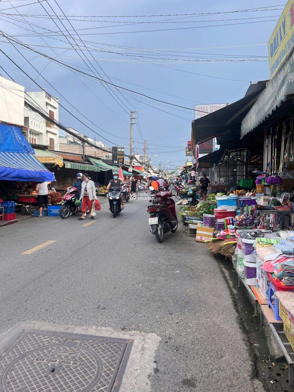 NHÀ CẤP 4 SHR XE HƠI ĐẬU TRONG SÂN RỘNG RÃI HÓC MÔN 