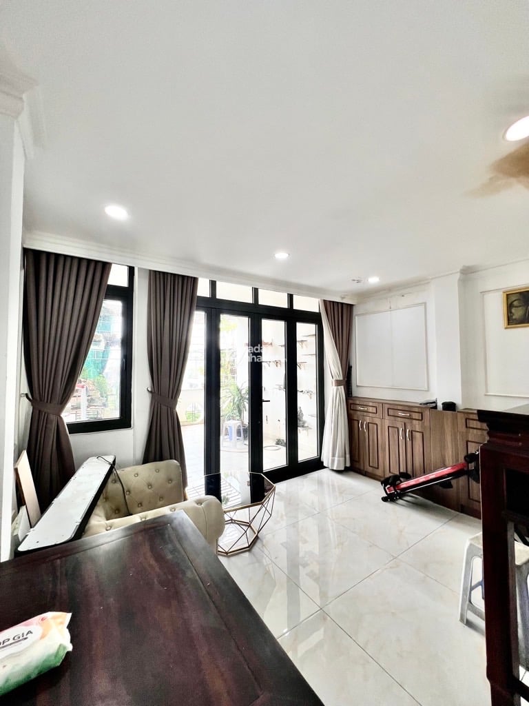 - Đường nhựa 8m ,vỉa hè mỗi bên 3m, khu cao tầng, dân trí cao, gần trường THPT Tân Bình, sân bay Tâ